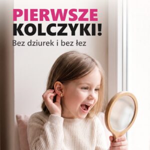 Dziewczynka zachwycona pierwszymi kolczykami na klips
