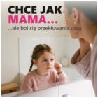 Dziewczynka patrzy na kolczyki mamy