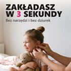 Mama zakłada córce kolczyk na klips