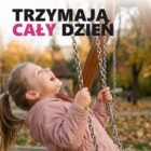 Dziewczynka na huśtawce w kolczykach na klips