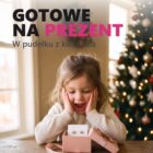 Dziewczynka otwiera prezent z kolczykami